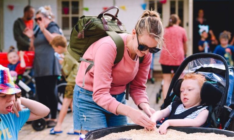 Image of Nora and her mum